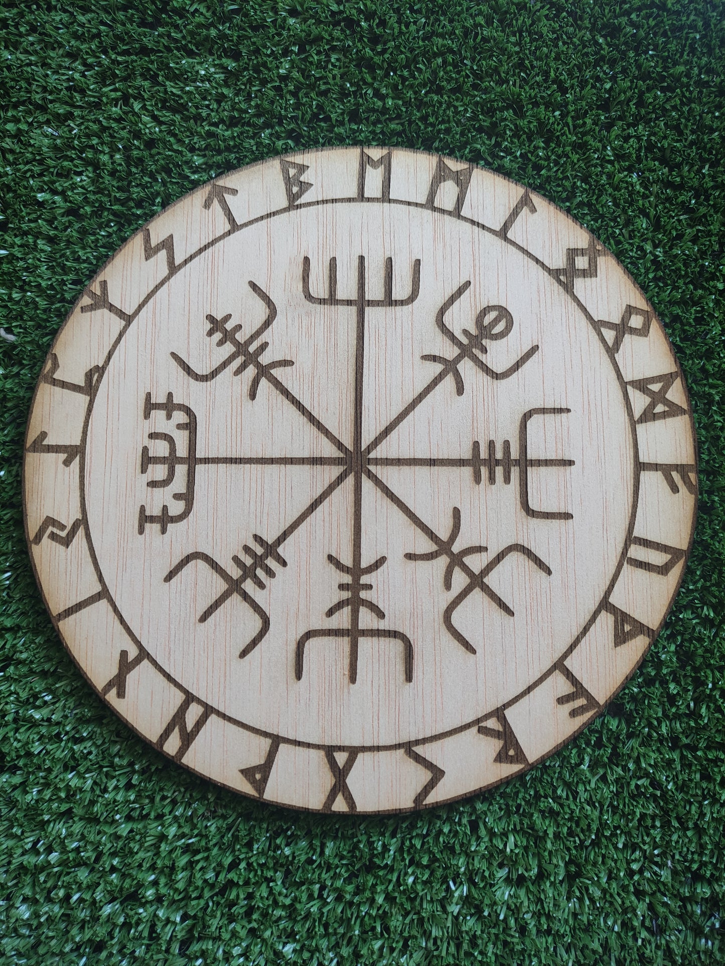 Vegvisir - Brújula nórdica con runas