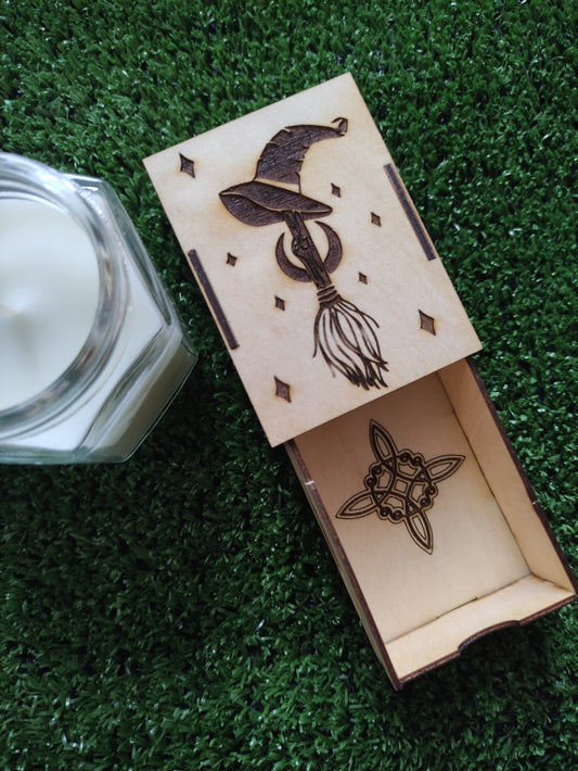 Cajita de cerillas gorro, escoba y nudo de bruja