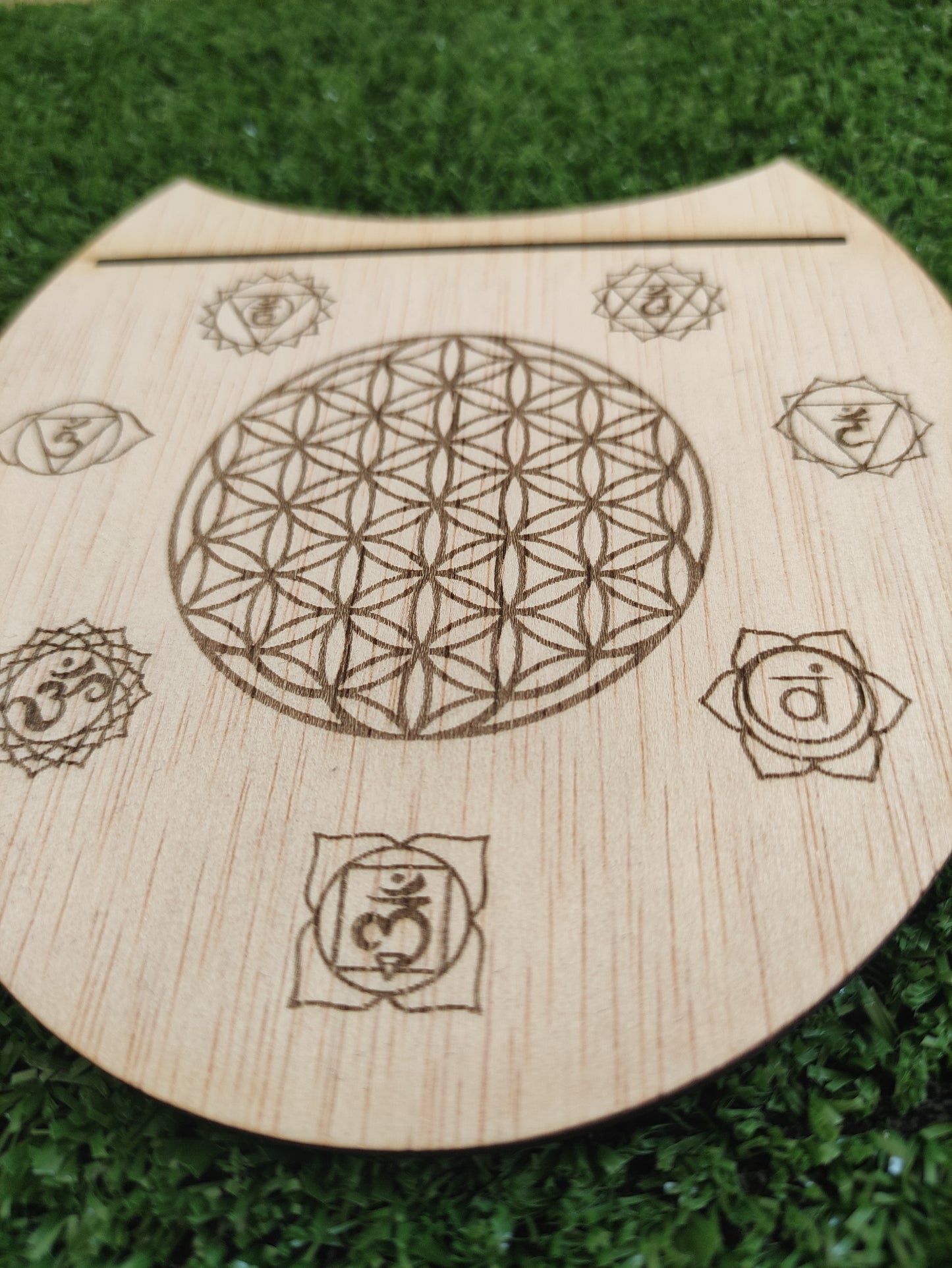 Mini altar/soporte carta del día, minerales y péndulo - diseño flor vida