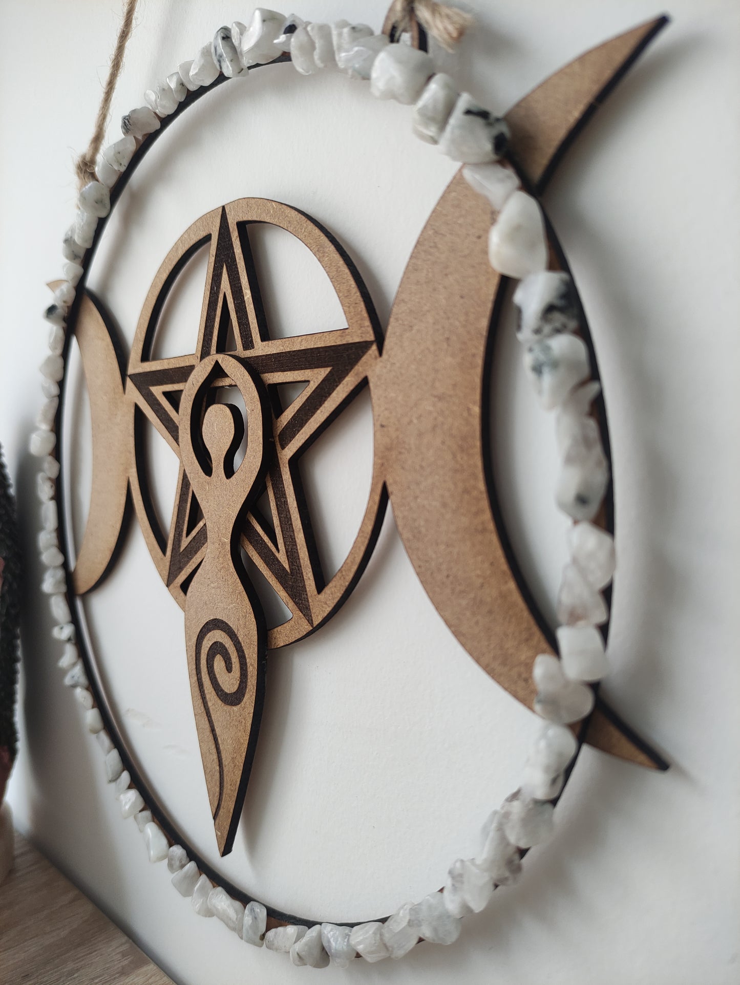 Creación para altar triple luna y piedra luna