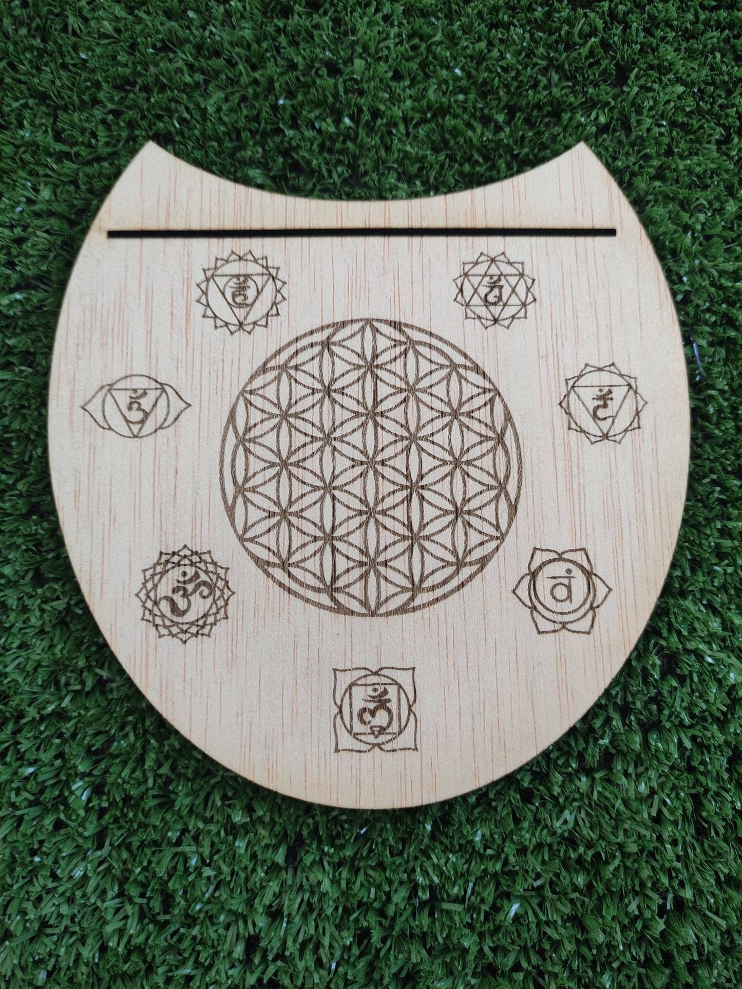 Mini altar/soporte carta del día, minerales y péndulo - diseño flor vida