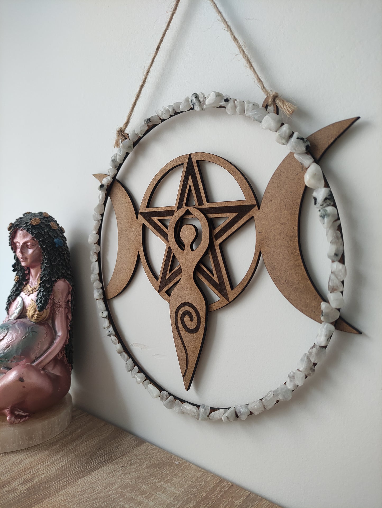 Creación para altar triple luna y piedra luna