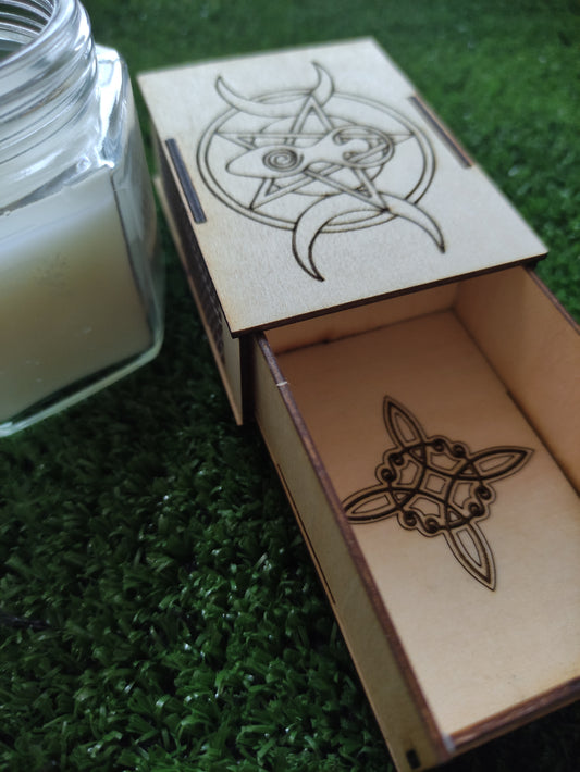 Cajita de cerillas triple luna con diosa y nudo de bruja