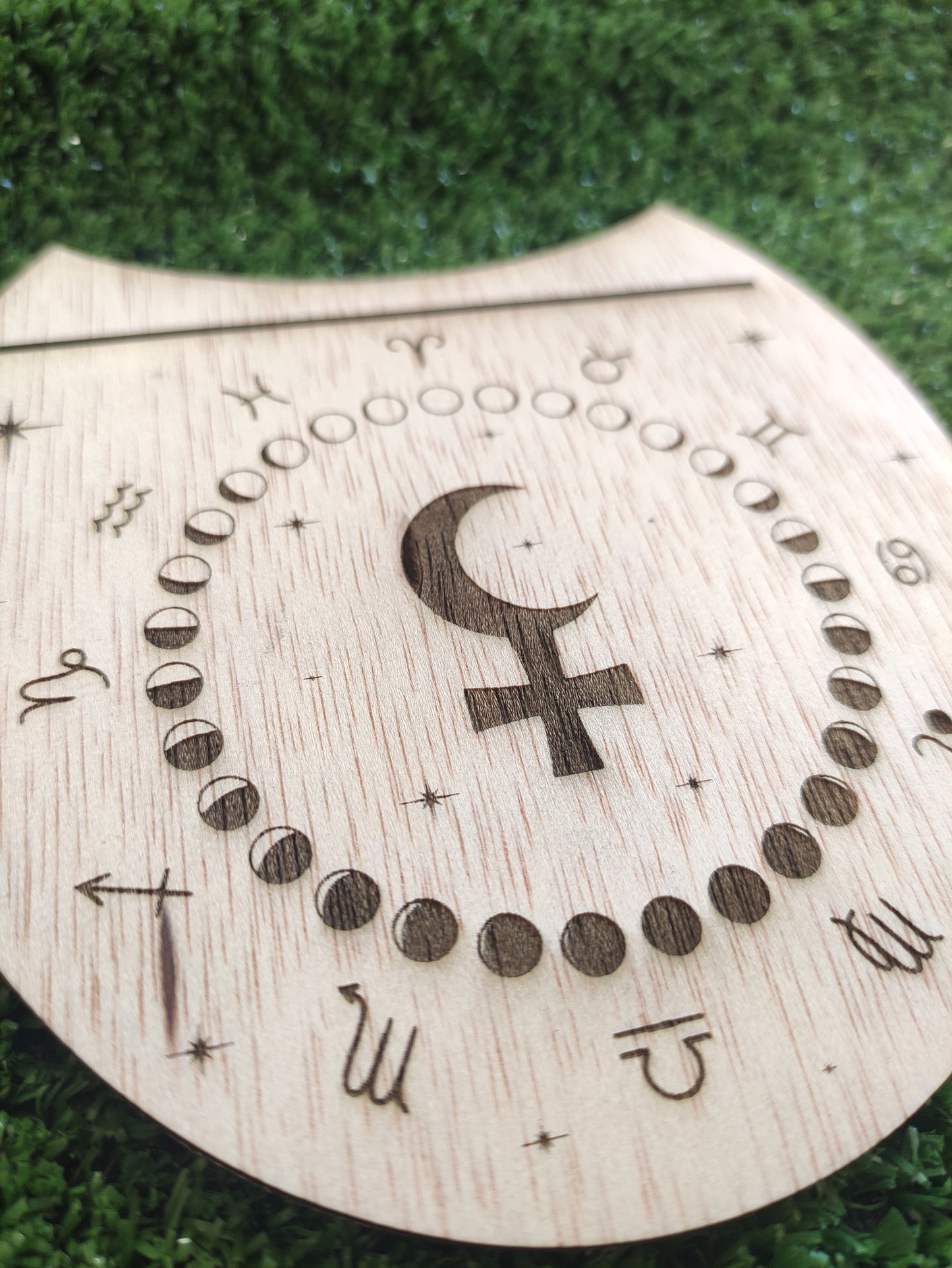 Soporte carta del dia-cruz inversa Lilith